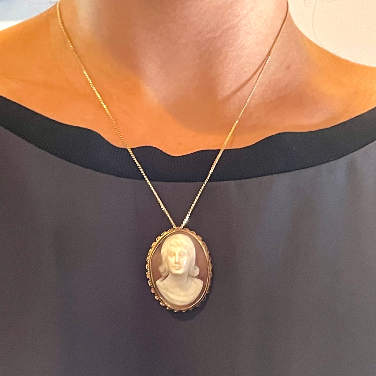 14 kt gold cameo-pendant , YG 585/000, oval layer stone-… | Drouot.com